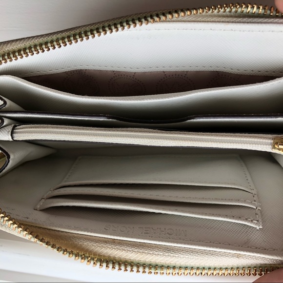 *Sold* Michael Kors Cream & Gold Wallet - Picture 5 of 5